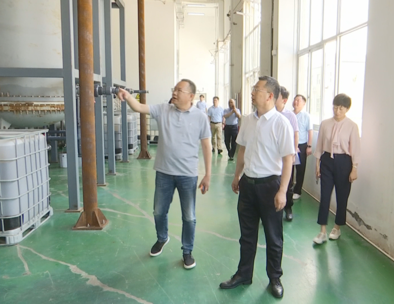 在陪同过程中，市、区领导了解到了古特生物从成立公司研发生物合成技术到现在拥有三座生产基地这十二年来的的发展历程，CEO秦永发对古特生物的生产现状及未来发展规划也作了详细说明。