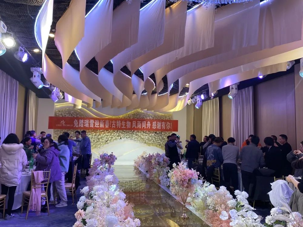 所有员工欢聚一堂，共同举杯庆祝