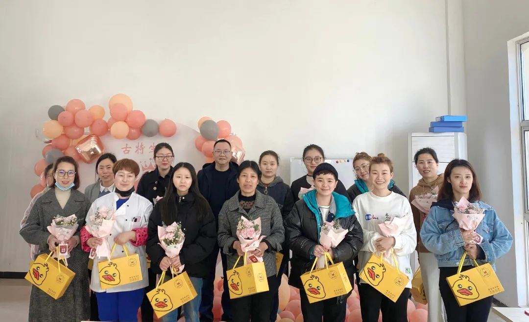 安徽古特生物科技有限公司于2022年3月8日组织开展了节日活动，公司全体女职工及特邀嘉宾—总经理秦永发先生在温馨愉快的氛围中共度女神节。
