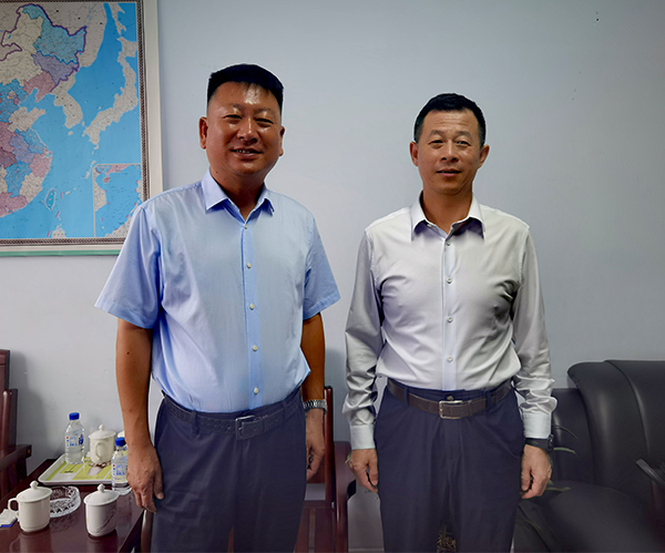 工信局局长田东辉（左一）与金连海副校长合影